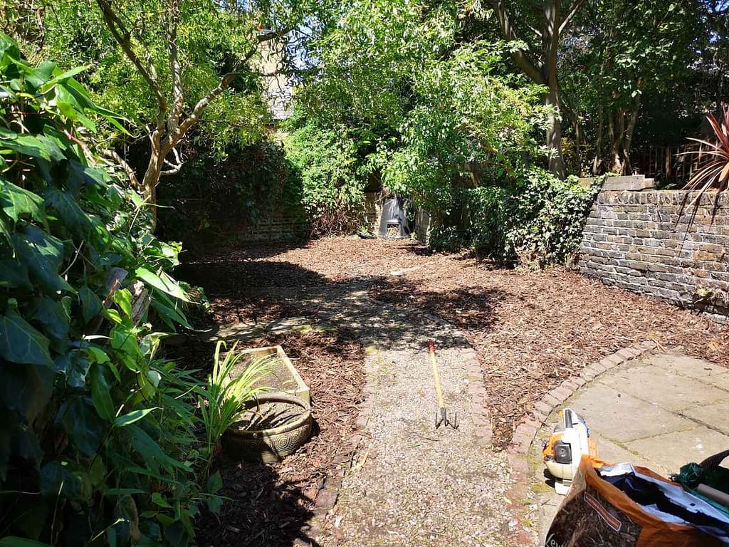 mulch laying Tooting